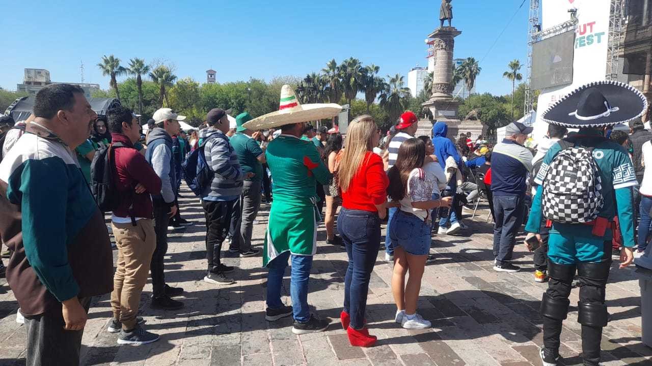 Llegan familias a la Macroplaza para partido de México