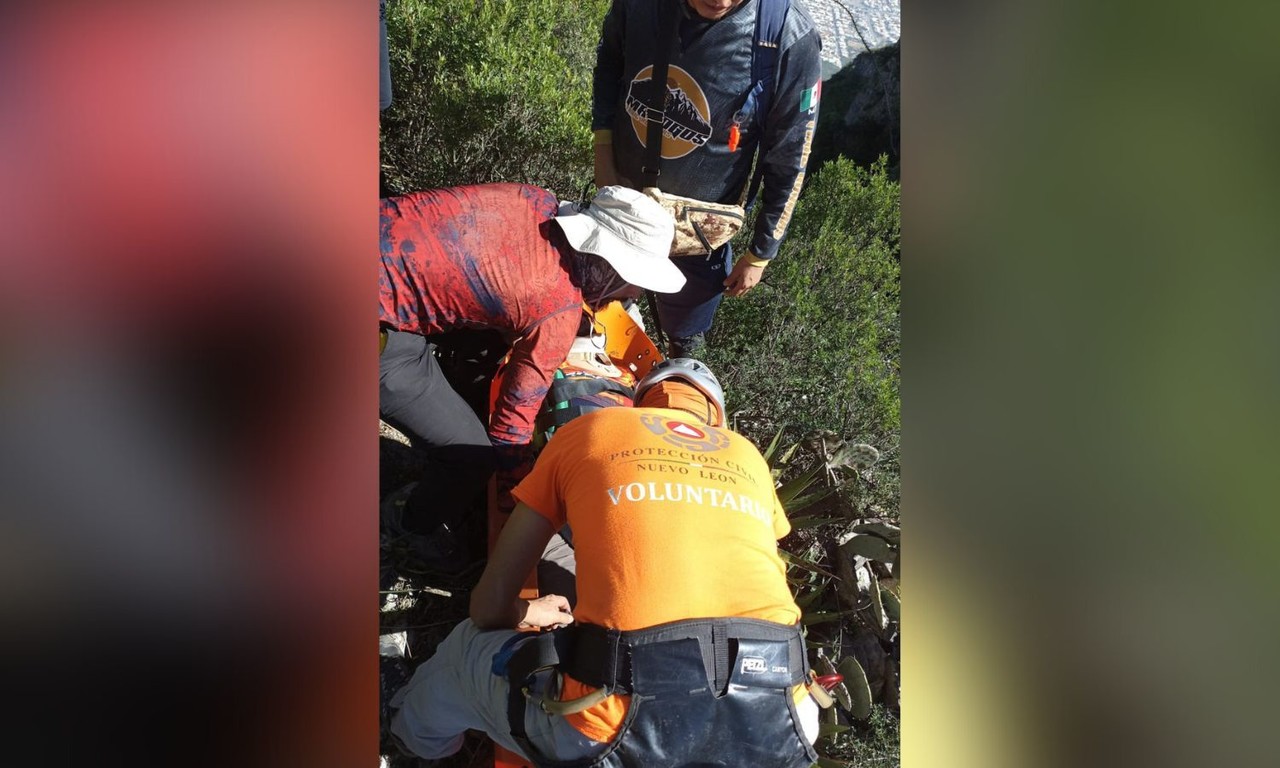 Rescatan a senderista lesionando en Cerro de las Mitras