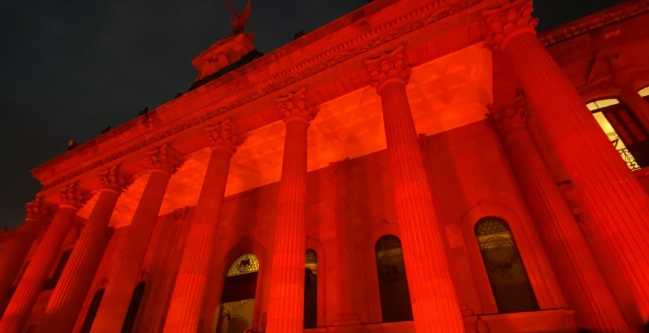 Iluminan Palacio de Gobierno por Día contra la Violencia