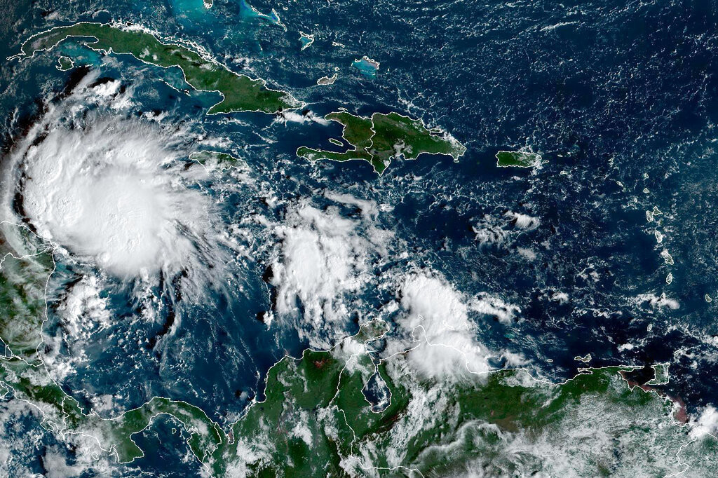 Tormenta 'Lisa' se convierte en huracán; se acerca a México