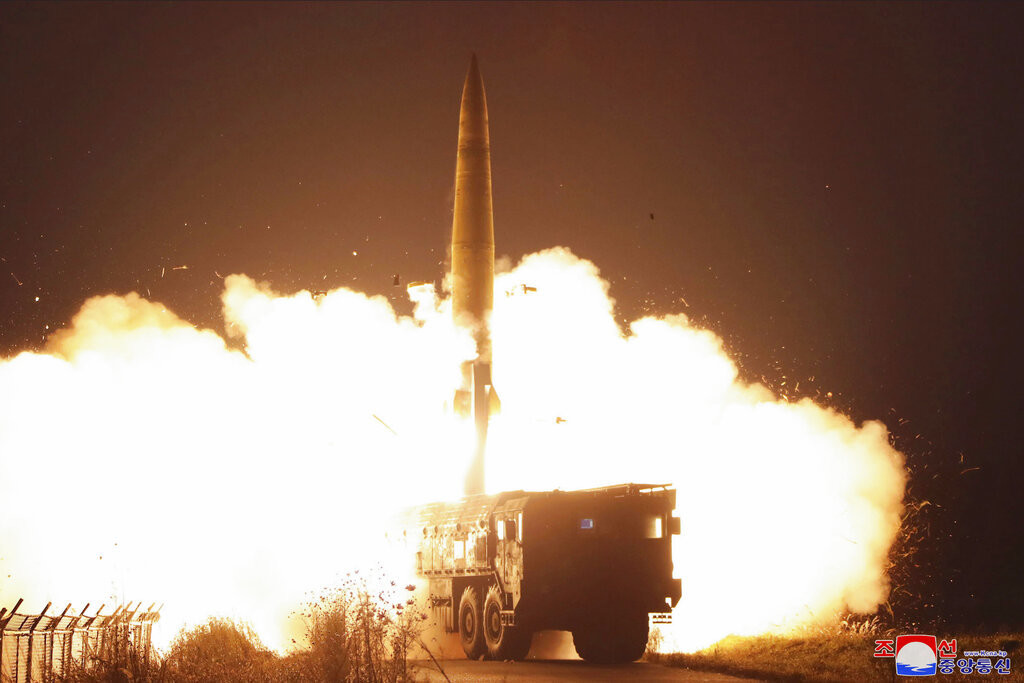 Norcorea lanza más misiles al mar; aumentan tensiones