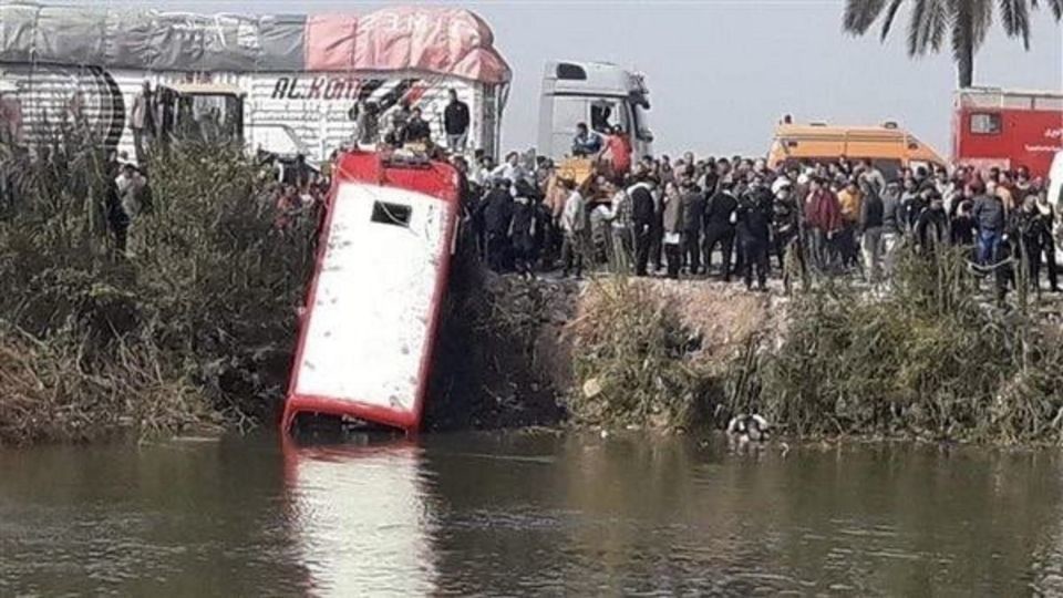 Autobús de Egipto cae a canal; deja a 21 personas sin vida