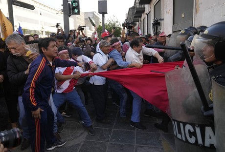 Miles de peruanos exigen la renuncia de su presidente