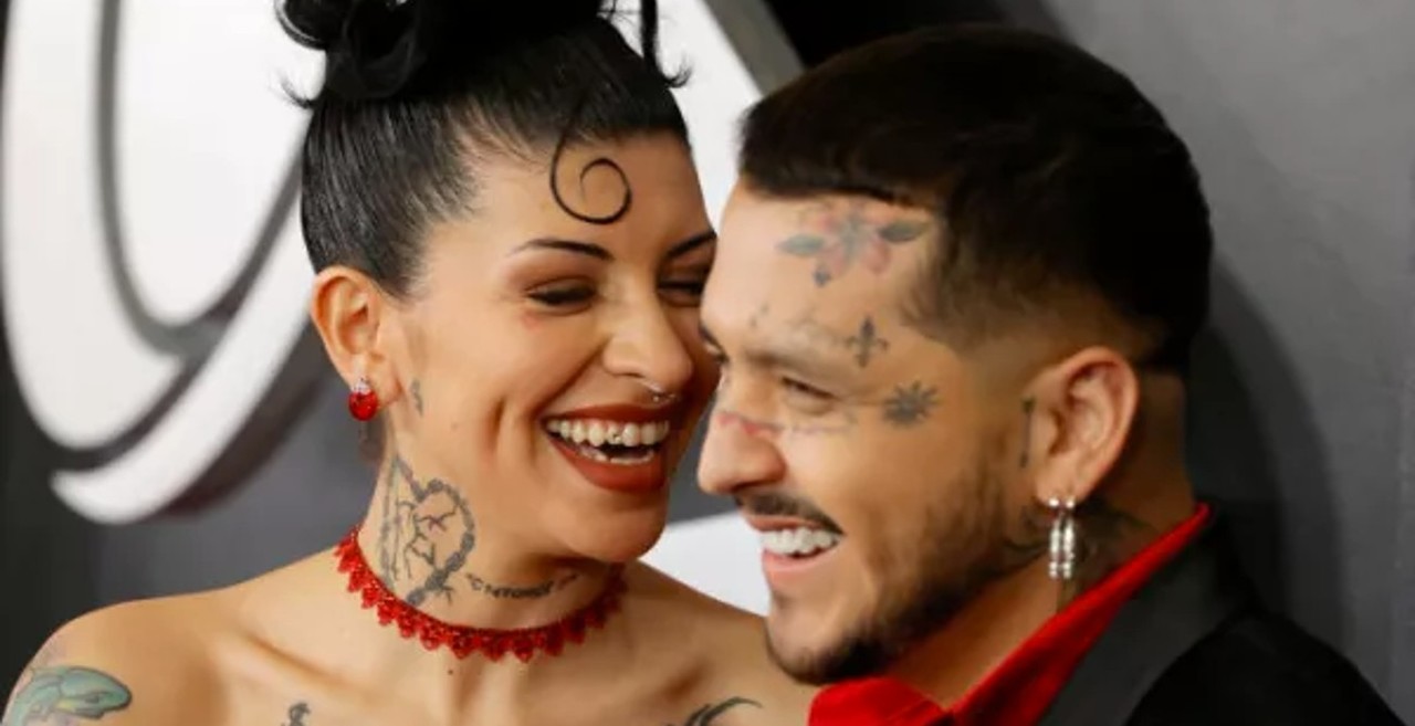 Roban miradas Cazzu y Nodal en alfombra roja de Latin Grammy