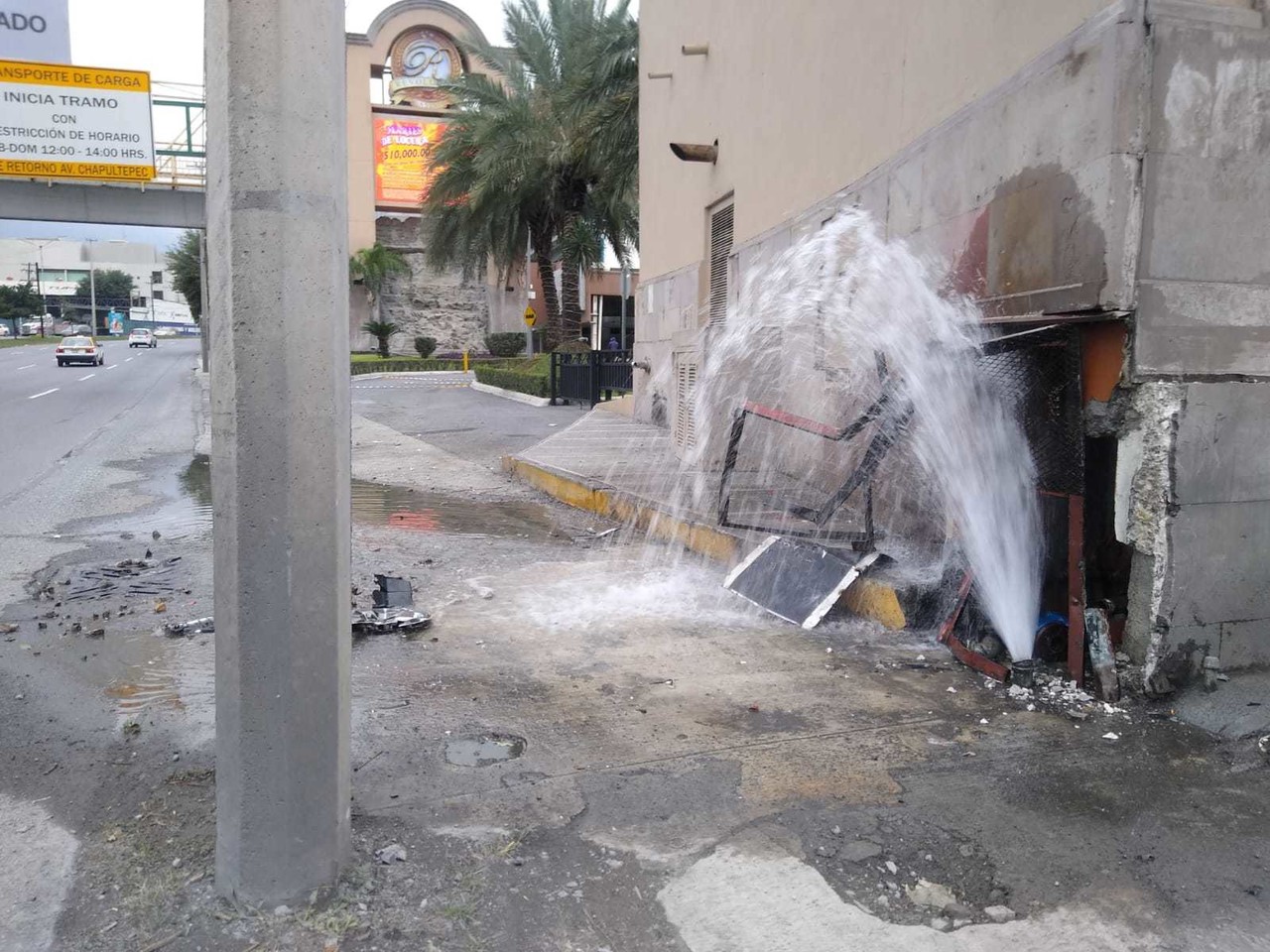 Accidente vial causa 'mega fuga' de agua en Monterrey