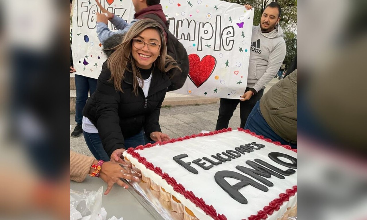 Parten pastel para AMLO en Nuevo León con 2 mil quequitos