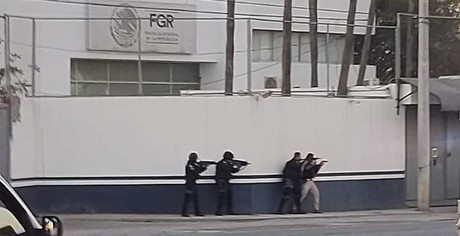 Detenido se atrinchera en patrulla tras desarmar a policía