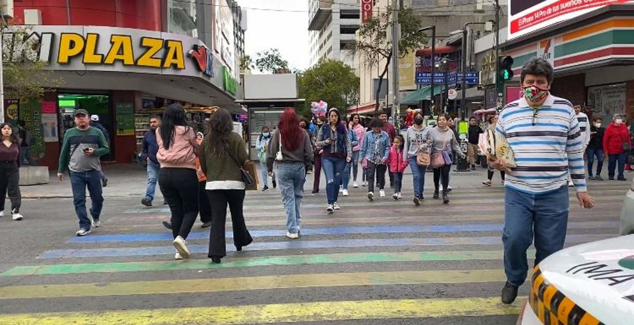 Comienzan a abarrotar calles de Monterrey ante ofertas