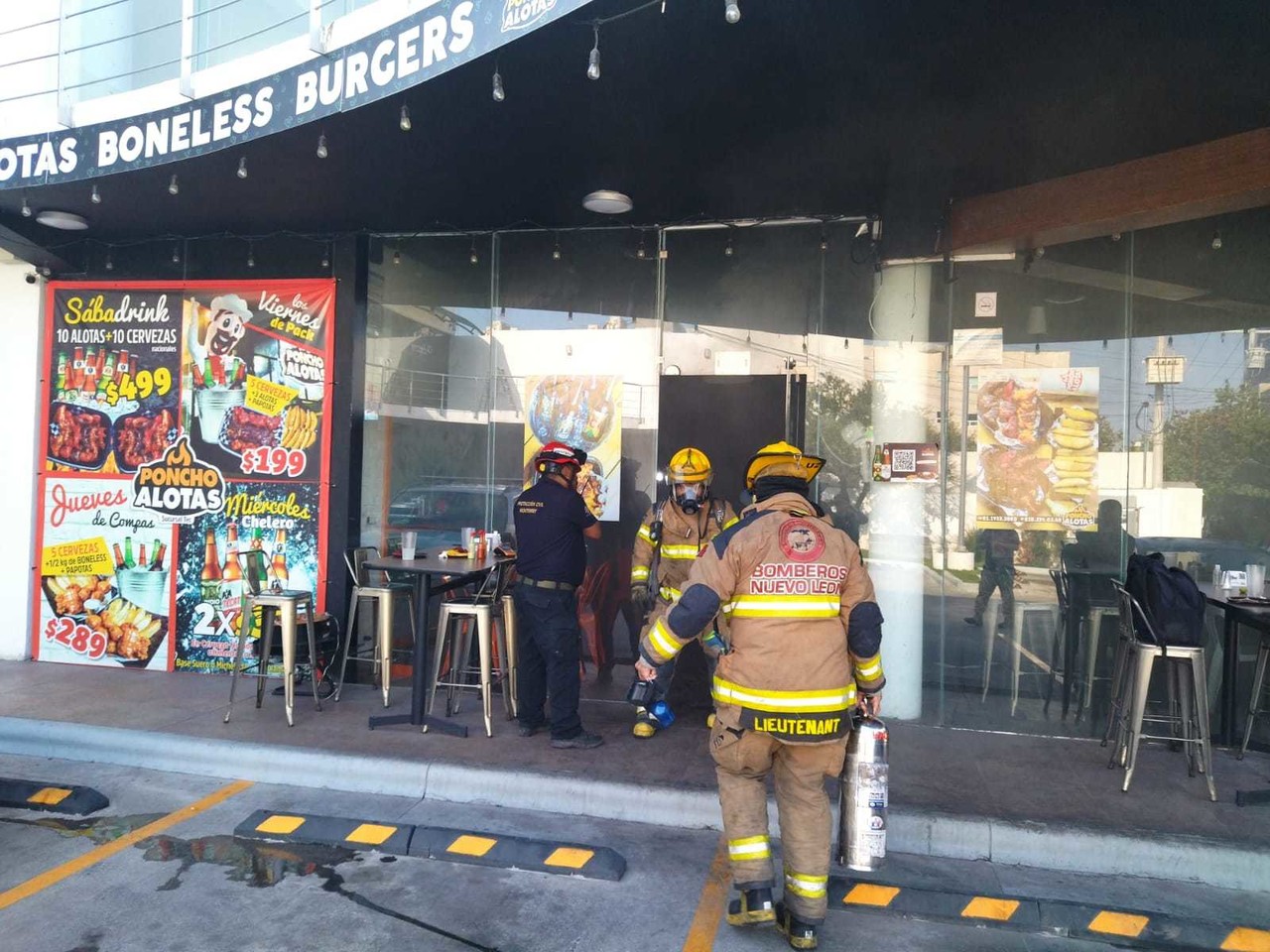 Desalojan restaurante por incendio en Monterrey
