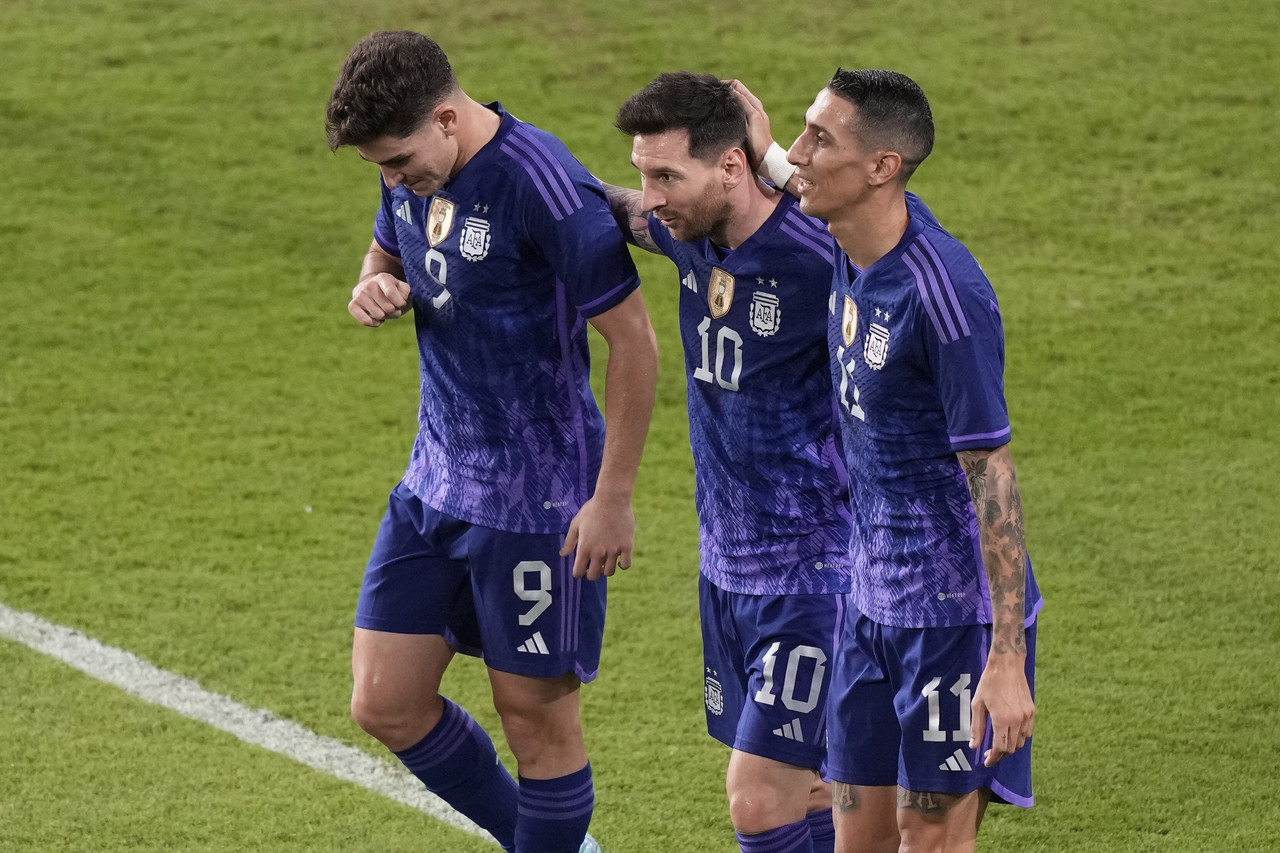 Argentina y Messi cierran fogueo con goleada a Emiratos