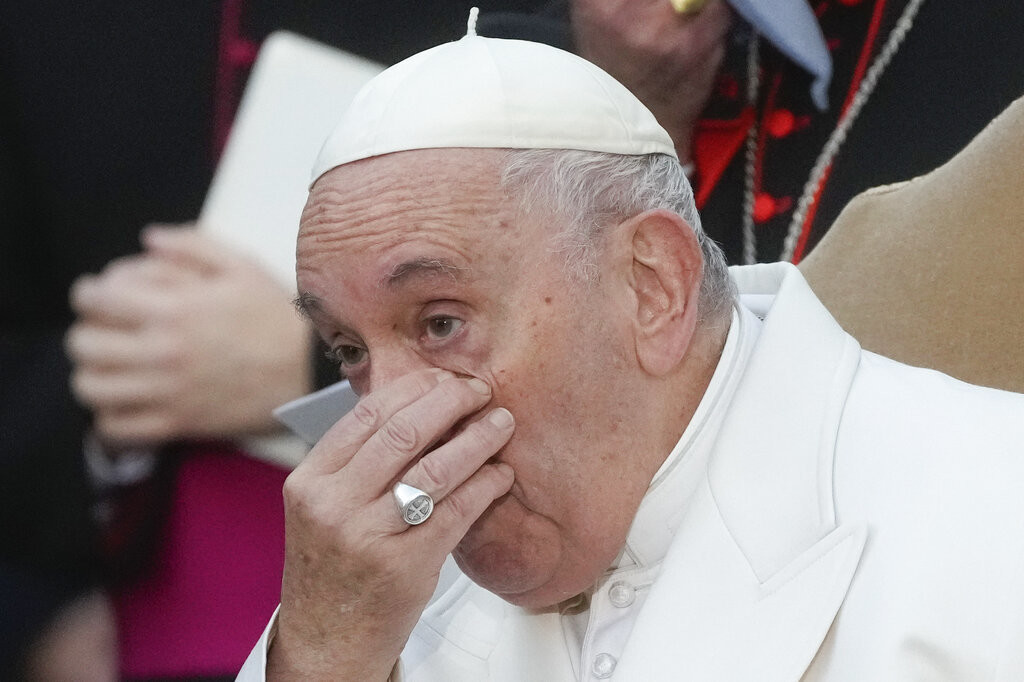 Llora Papa Francisco al rezar por paz en Ucrania