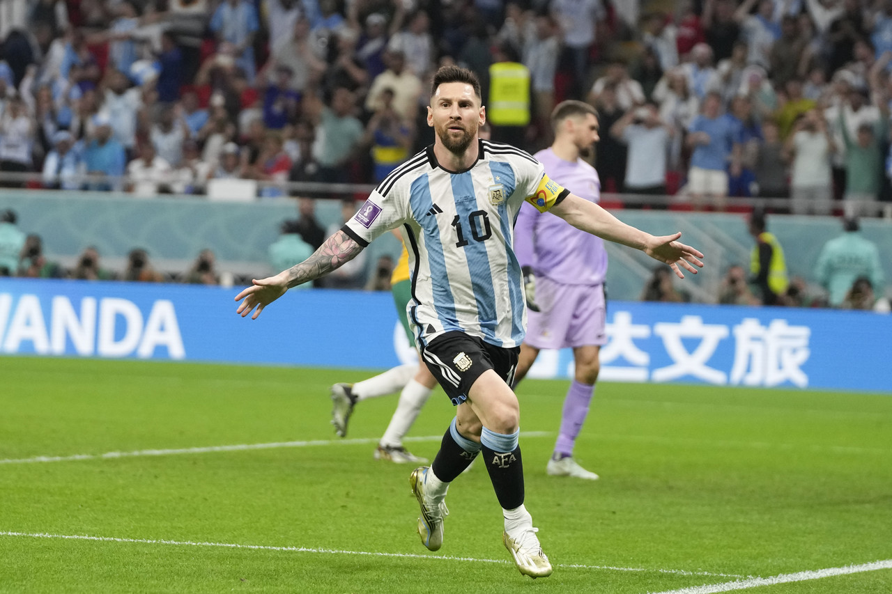Argentina vence 2-1 a Australia y avanza a Cuartos de Final