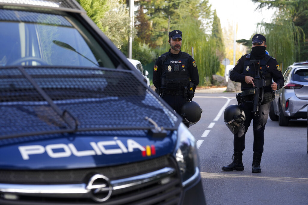 Encuentran sobre sospechoso en embajada de EUA en España
