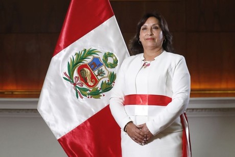 Asume Dina Boluarte cargo como nueva presidenta de Perú