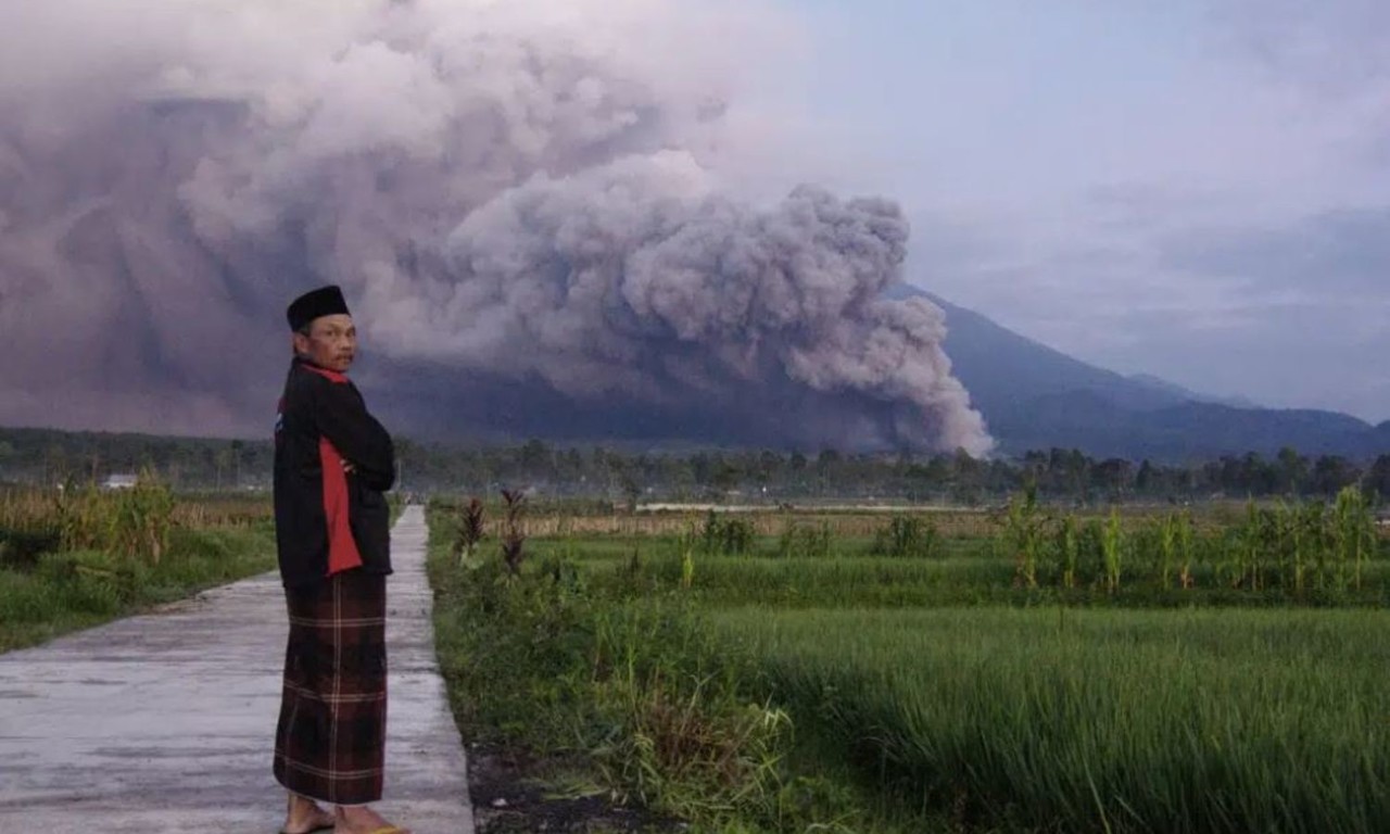 Alerta máxima por erupción de volcán Semeru en Indonesia
