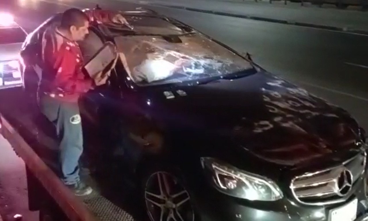 Joven impacta su auto en Avenida Morones Prieto