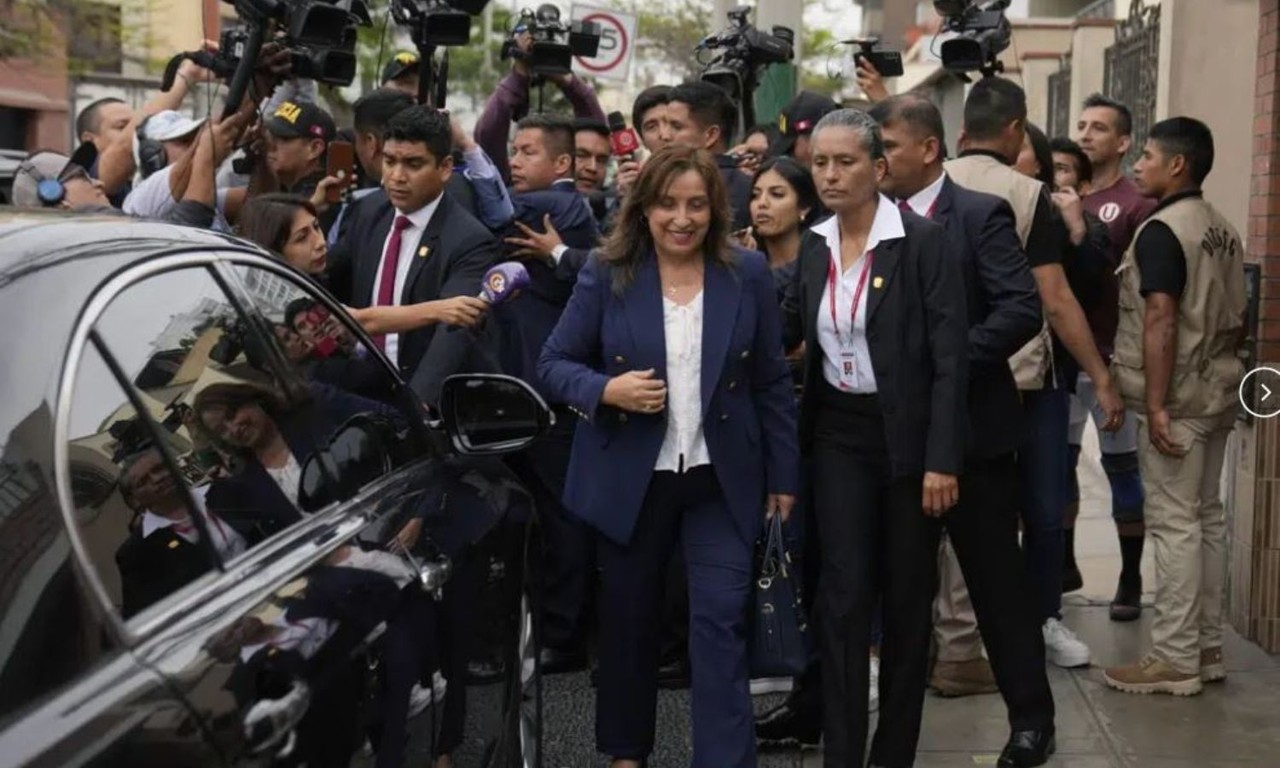 Boluarte asiste a primera reunión como presidenta de Perú