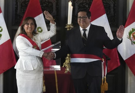 Presidenta de Perú pide gabinete 'Anti-corrupción'