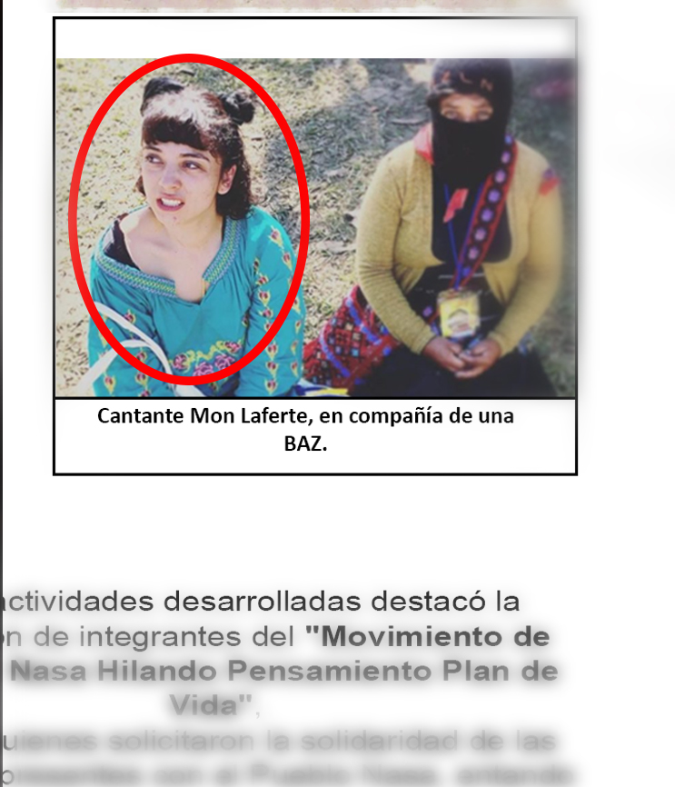La cantante chilena Mon Laferte yace sentada junto a una integrante de las Bases de Apoyo Zapatista.