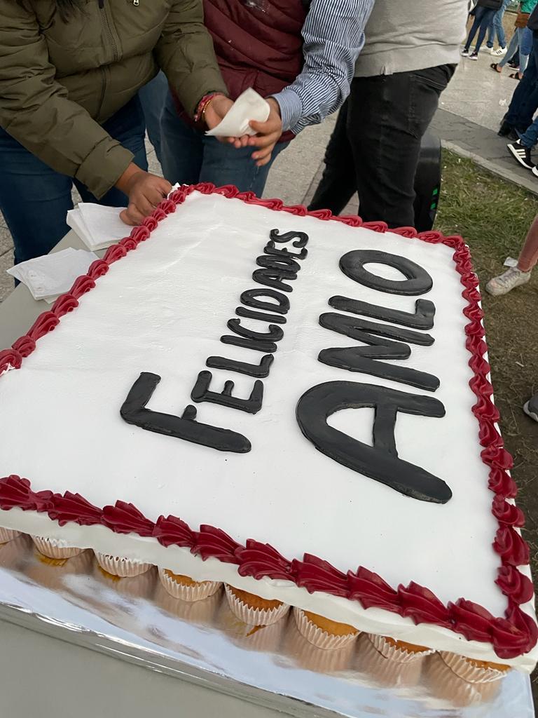 Parten pastel para AMLO en Nuevo León con 2 mil quequitos