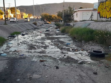 Colapsa alcantarilla en colonia Fomerrey 105 en Monterrey