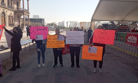 Protestan en Palacio de Gobierno por joven desaparecido