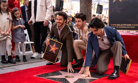 Jonas Brothers reciben su estrella en el Paseo de la Fama
