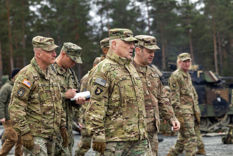 Se reúnen jefes militares de EUA y Ucrania en persona