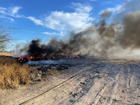 Basura es consumida tras incendio en terreno de Escobedo