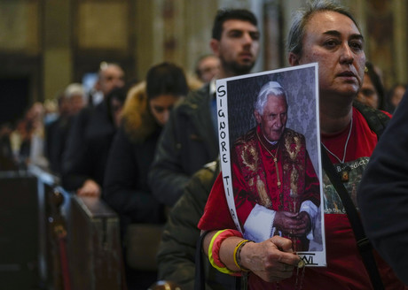 Dan el último adiós a papa emérito Benedicto XVI