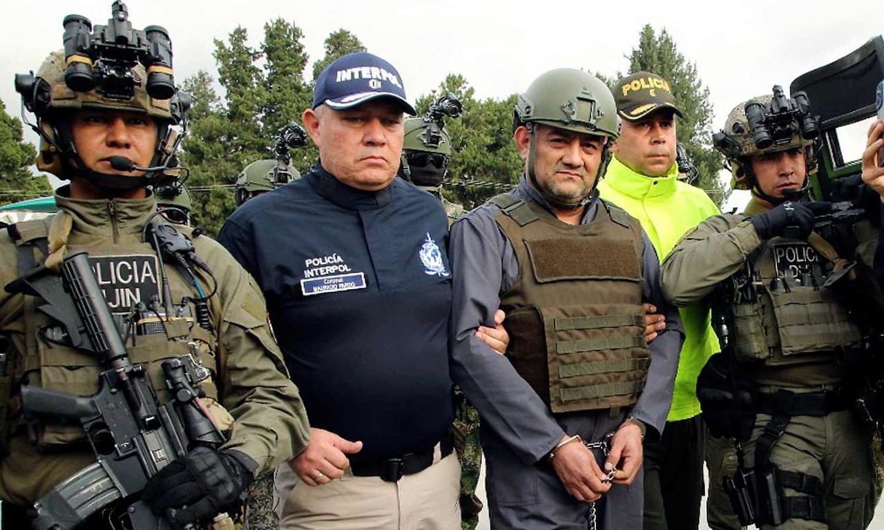 Agentes de la policía escoltan a Dairo Antonio Úsuga, conocido como 'Otoniel', líder del violento cártel del Clan del Golfo, antes de ser extraditado hacia Estados Unidos / Foto: AP