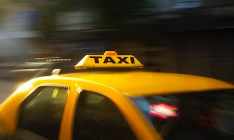 Taxistas ponen letreros con sus datos a la vista