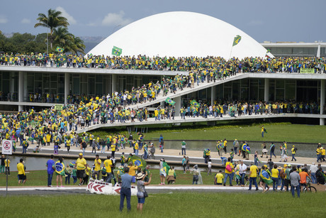 Miles de Bolsonaristas asaltan el Congreso de Brasil
