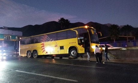 Autobús se estrella contra muro de contención en Garza Sada