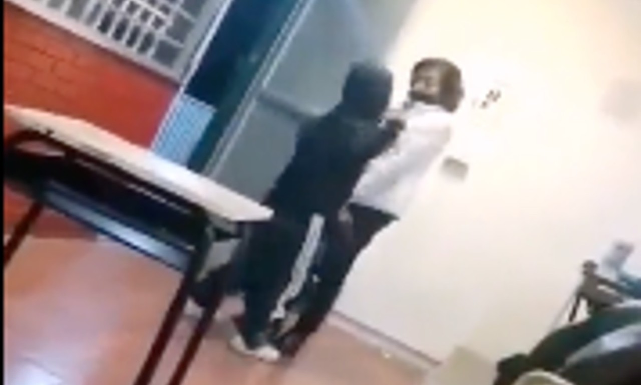 Video: Estudiante amenaza a maestra con unas tijeras