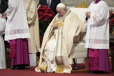Papa Francisco recibe el 2023 rezando por Benedicto XVI