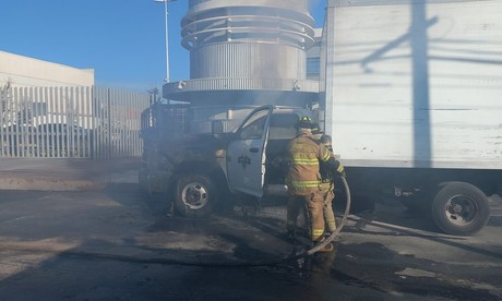 Camión cargado de verduras se incendia en San Nicolás