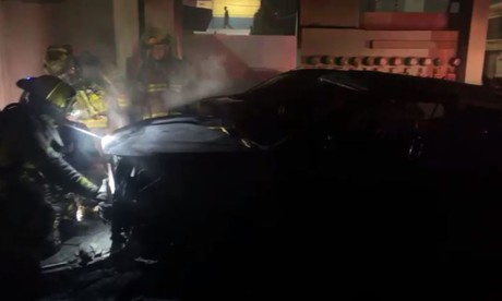 Incendio consume automóviles de departamentos en Mitras
