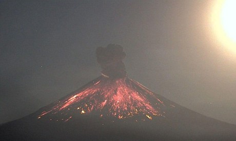Volcán Popocatépetl celebra el Día de Reyes con explosión
