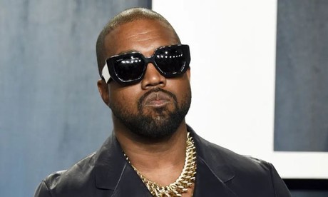 Kanye West se casa tras divorcio con Kim Kardashian