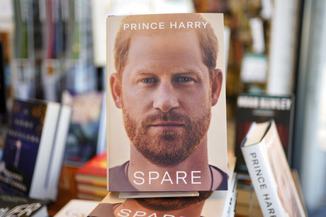 Vende 'Spare' del Príncipe Enrique millones de ejemplares