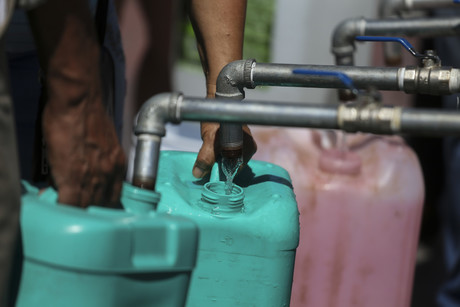 Reducen presión de agua en Nuevo León durante las noches
