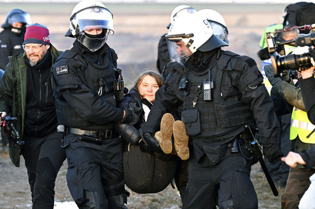 Policía de Alemania se lleva a rastras a Greta Thunberg
