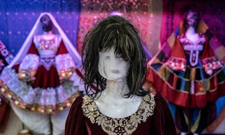 Talibán exige cubrir cabezas de maniquíes en Kabul