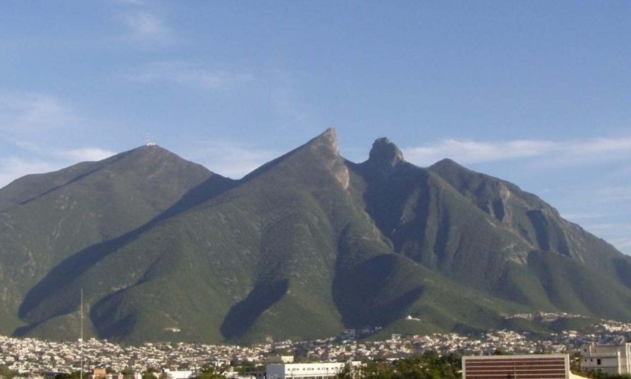 Senderistas inician el día subiendo el Cerro de la Silla