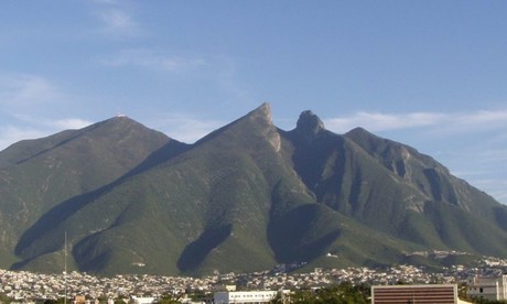 Senderistas inician el día subiendo el Cerro de la Silla