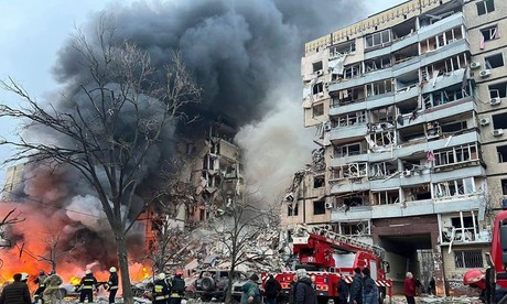 Misil ruso deja 12 muertos en edificio de departamentos