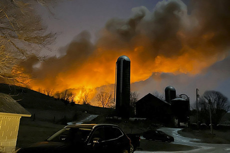 Fuerte incendio tras descarrilamiento de 50 vagones en Ohio
