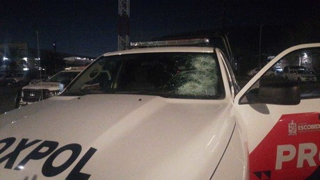 Ciudadanos atacan a pedradas a policías de Escobedo
