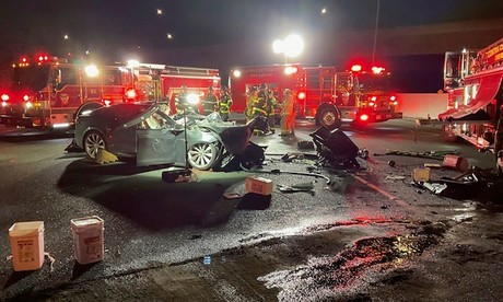 Conductor de Tesla muere tras chocar en autopista